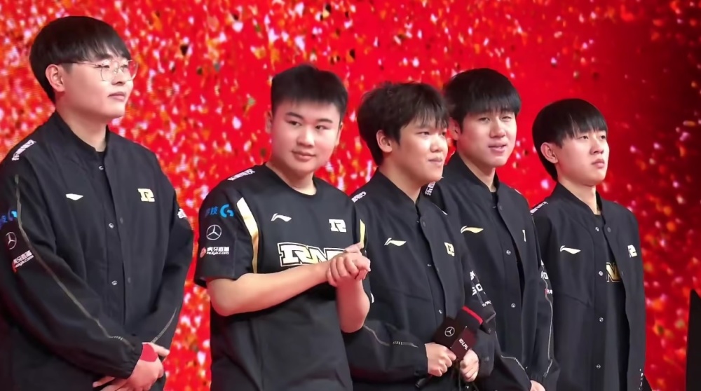 时显得力不 时显得力不